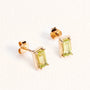 Puces d’oreilles Sienna dorées en plaqué or 18 carats ornées d’un péridot vert taille baguette