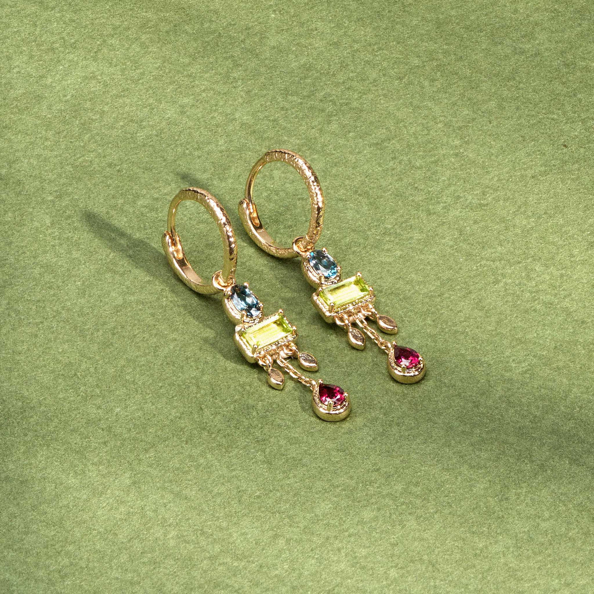 Créoles Sienna dorées en plaqué or 18 carats avec pendant orné de topaze London Blue, rhodolite framboise et péridot vert