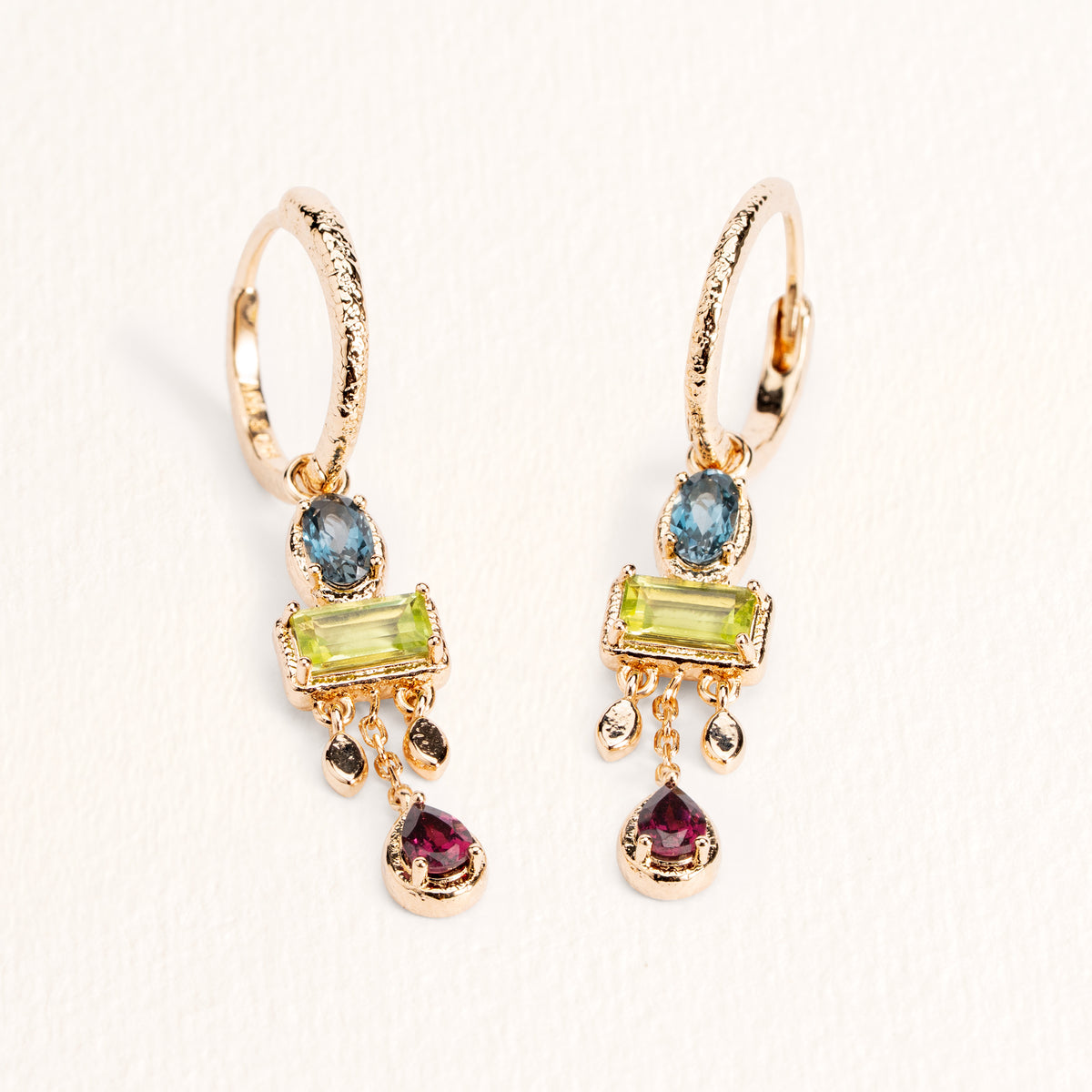Créoles Sienna dorées en plaqué or 18 carats avec pendant orné de topaze London Blue, rhodolite framboise et péridot vert