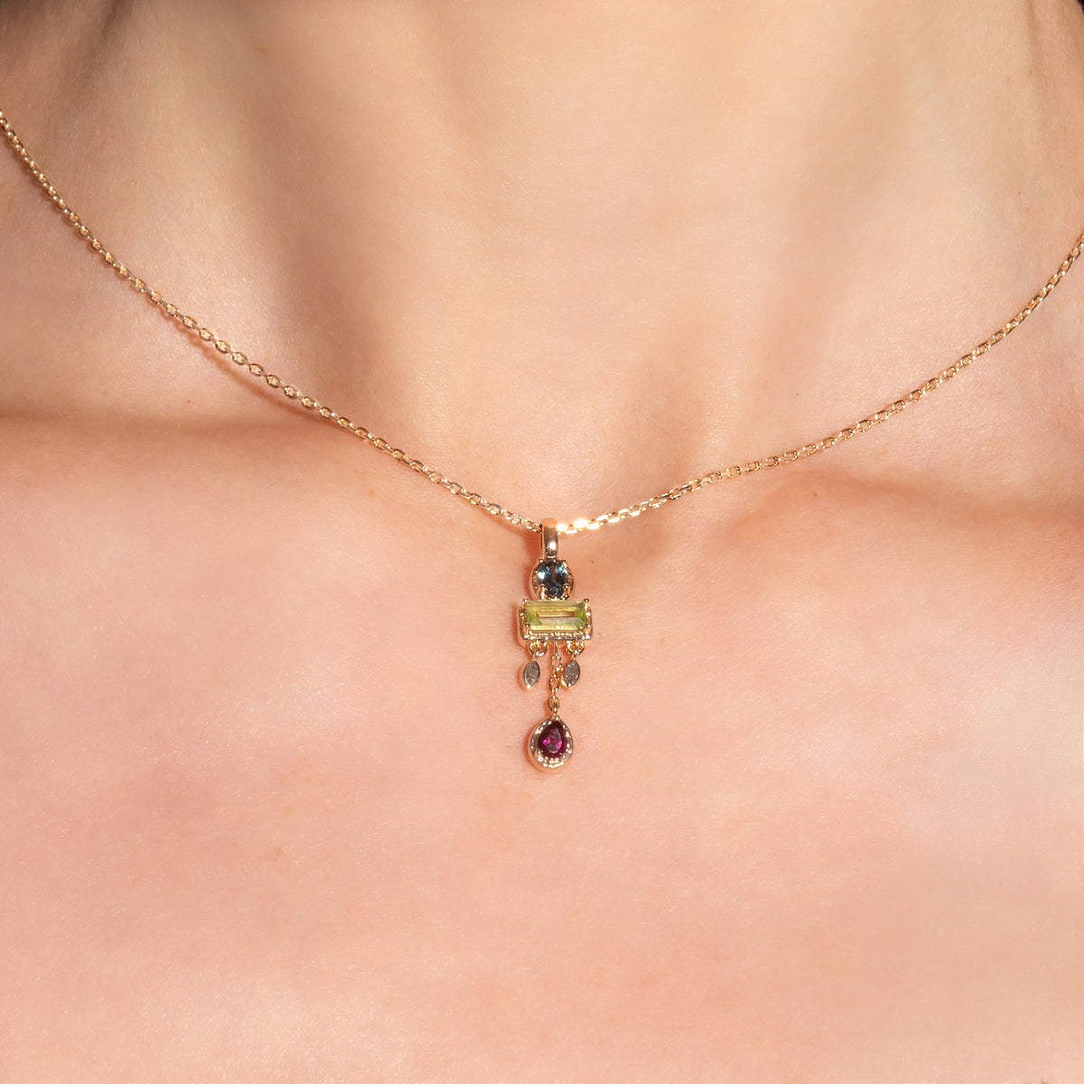 Collier Sienna doré en plaqué or 18 carats avec pendentif orné de topaze London Blue, rhodolite framboise et péridot vert