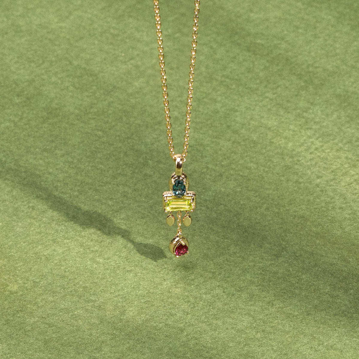 Collier Sienna doré en plaqué or 18 carats avec pendentif orné de topaze London Blue, rhodolite framboise et péridot vert