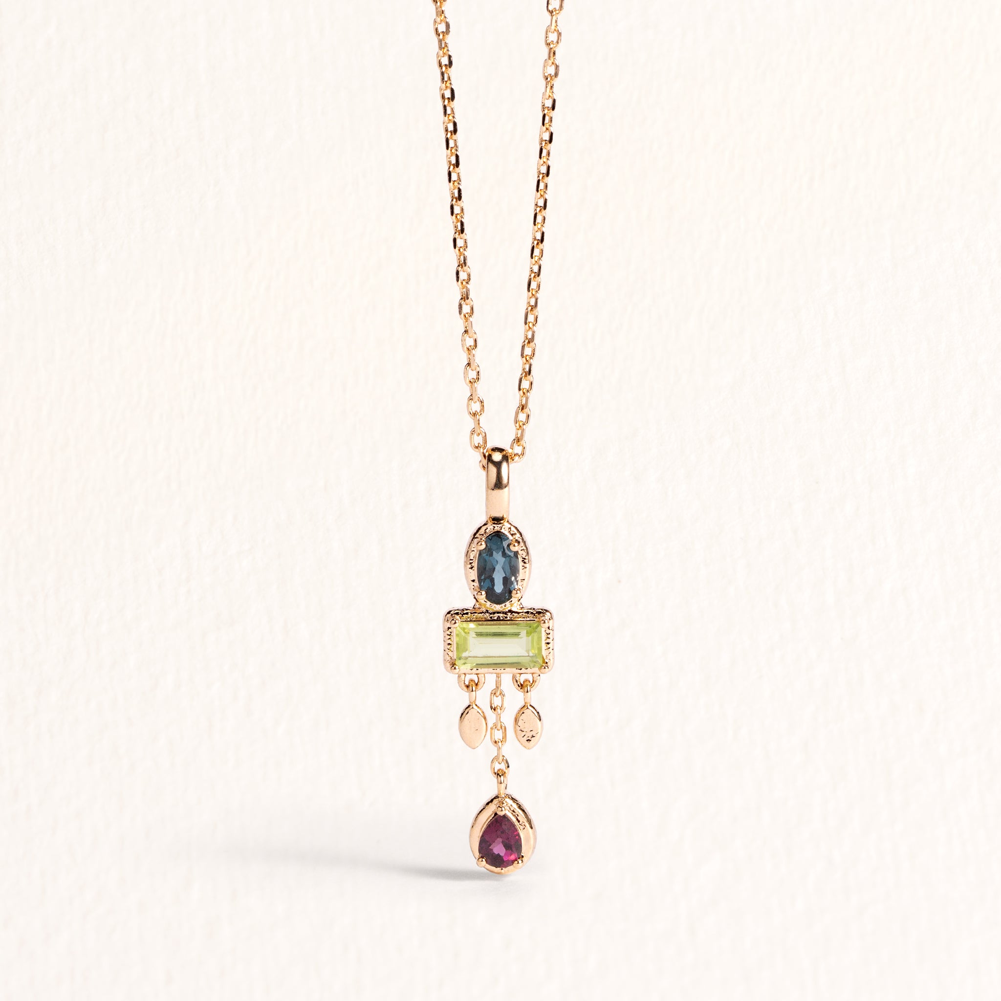 Collier Sienna doré en plaqué or 18 carats avec pendentif orné de topaze London Blue, rhodolite framboise et péridot vert