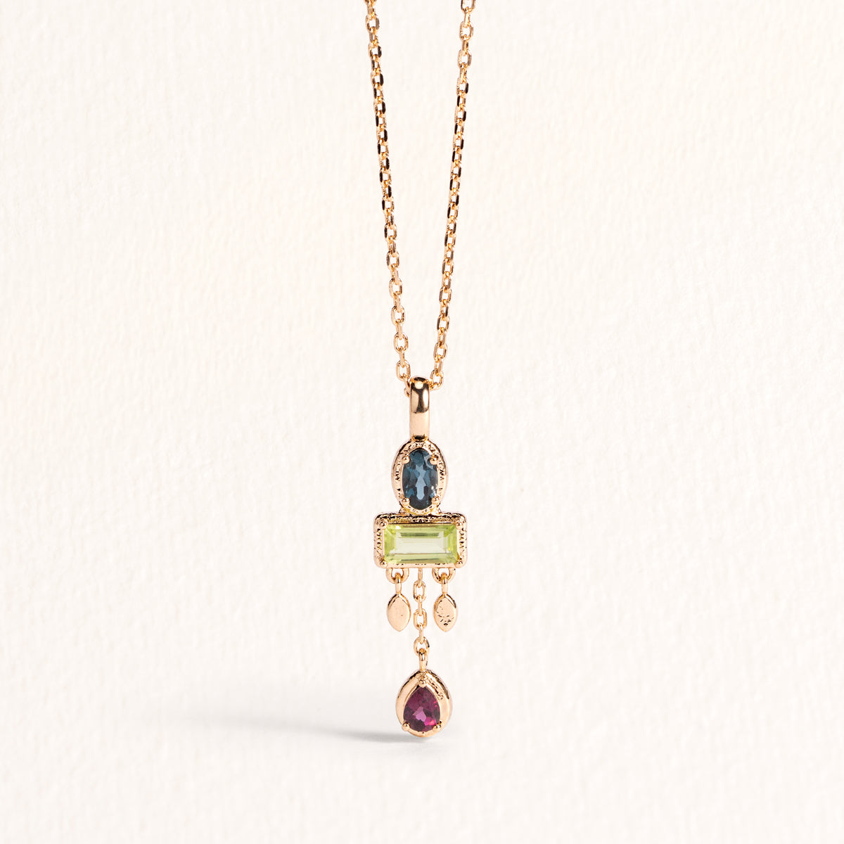 Collier Sienna doré en plaqué or 18 carats avec pendentif orné de topaze London Blue, rhodolite framboise et péridot vert