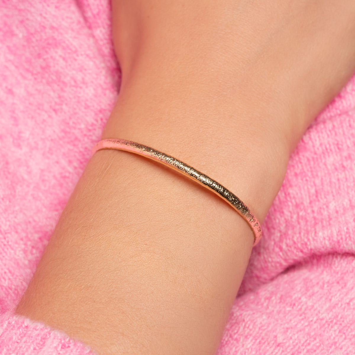 Bracelet jonc Sienna doré en plaqué or 18 carats, fin, avec un anneau ouvert aux extrémités arrondies