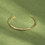 Bracelet jonc Sienna doré en plaqué or 18 carats, fin, avec un anneau ouvert aux extrémités arrondies