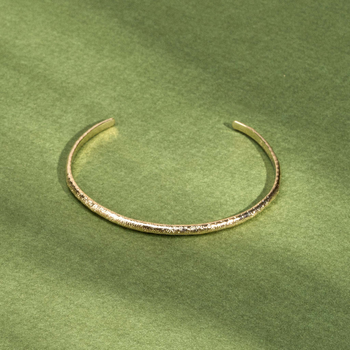 Bracelet jonc Sienna doré en plaqué or 18 carats, fin, avec un anneau ouvert aux extrémités arrondies