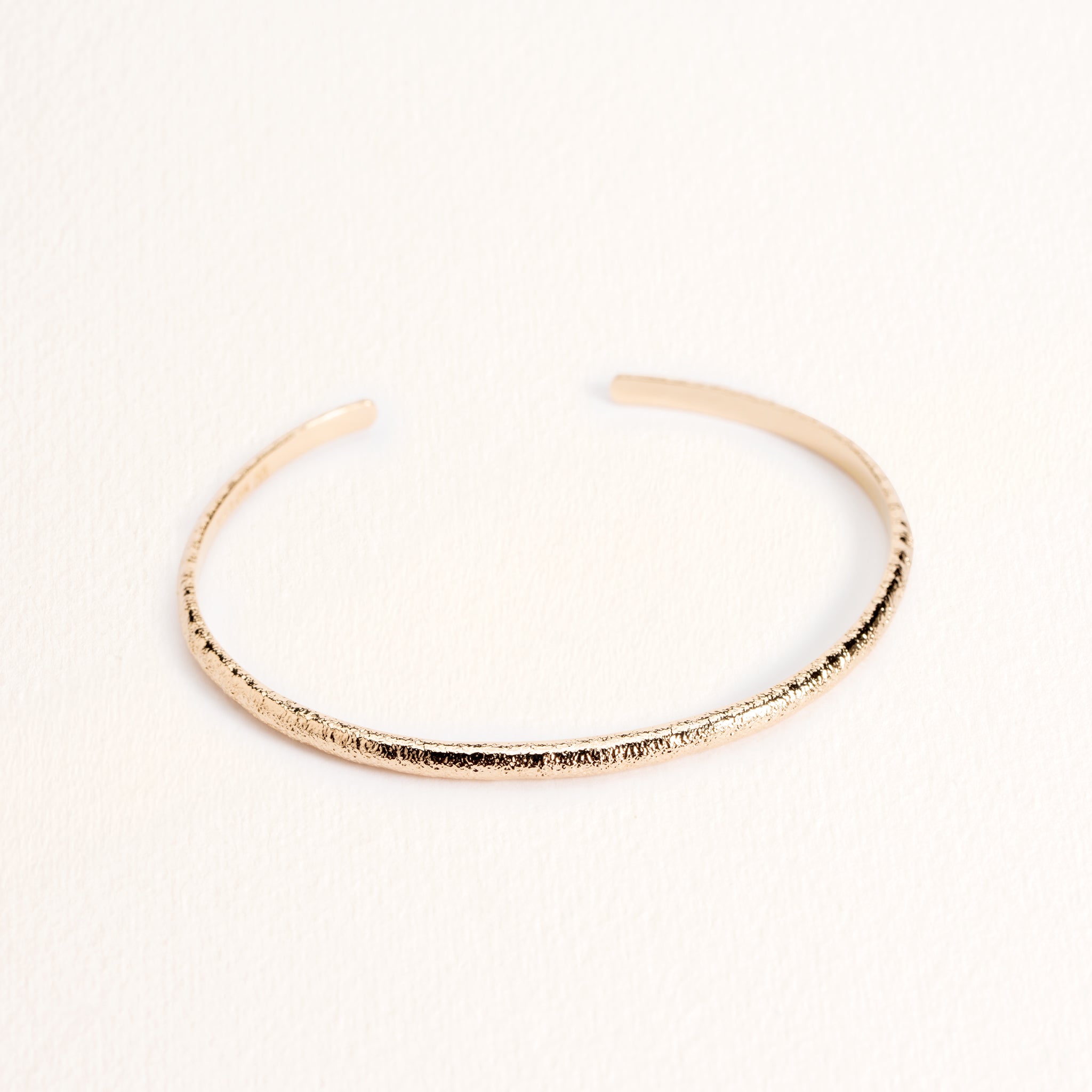 Bracelet jonc Sienna doré en plaqué or 18 carats, fin, avec un anneau ouvert aux extrémités arrondies