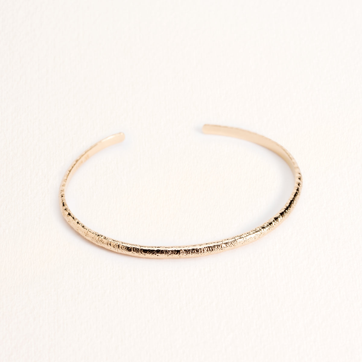 Bracelet jonc Sienna doré en plaqué or 18 carats, fin, avec un anneau ouvert aux extrémités arrondies