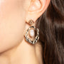 Boucles d’oreilles Victoria pendantes dorées en plaqué or 18 carats aux formes arrondies, contours irréguliers et perles de culture blanches
