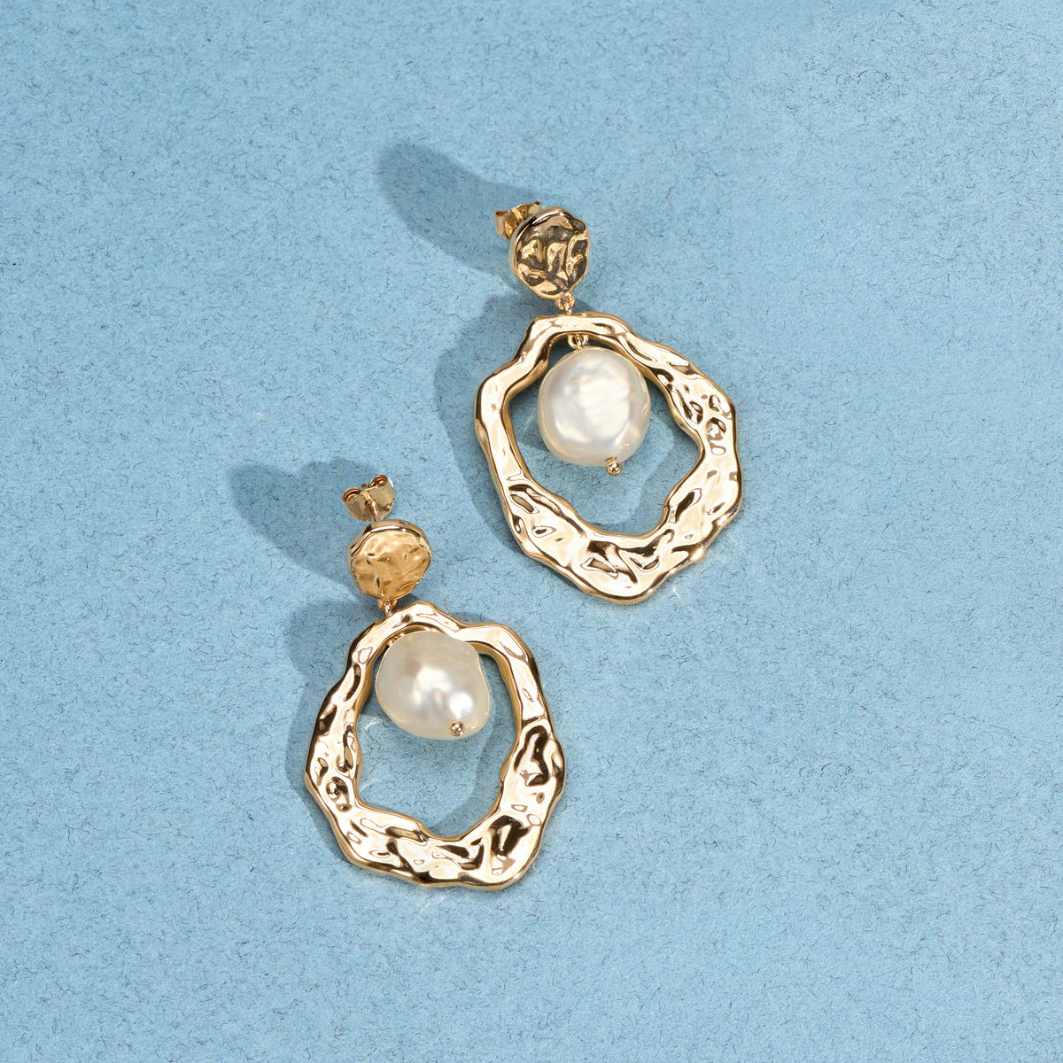 Boucles d’oreilles Victoria pendantes dorées en plaqué or 18 carats aux formes arrondies, contours irréguliers et perles de culture blanches