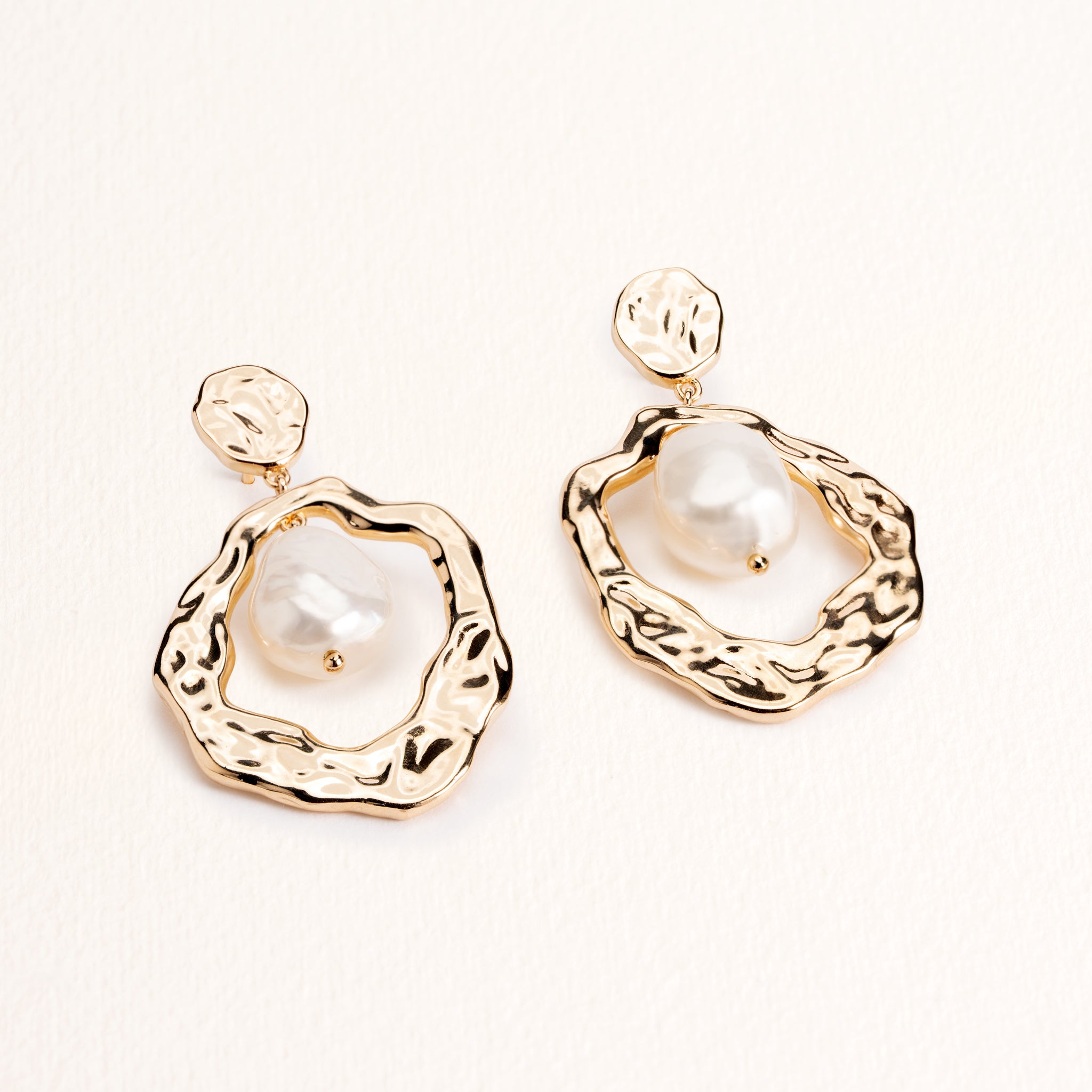 Boucles d’oreilles Victoria pendantes dorées en plaqué or 18 carats aux formes arrondies, contours irréguliers et perles de culture blanches