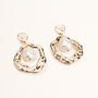 Boucles d’oreilles Victoria pendantes dorées en plaqué or 18 carats aux formes arrondies, contours irréguliers et perles de culture blanches