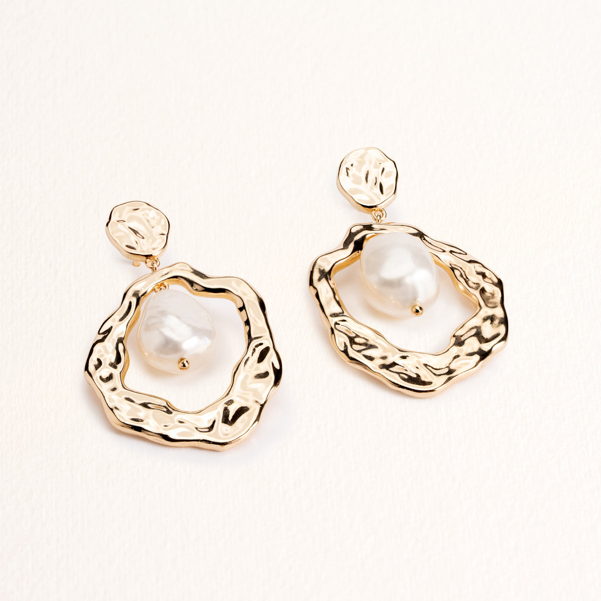 Boucles d’oreilles Victoria pendantes dorées en plaqué or 18 carats aux formes arrondies, contours irréguliers et perles de culture blanches