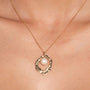 Collier Victoria doré en plaqué or 18 carats avec pendentif doré aux contours irréguliers et une perle de culture blanche en son centre