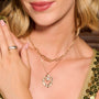 Collier Victoria doré en plaqué or 18 carats avec pendentif doré aux contours irréguliers et une perle de culture blanche en son centre