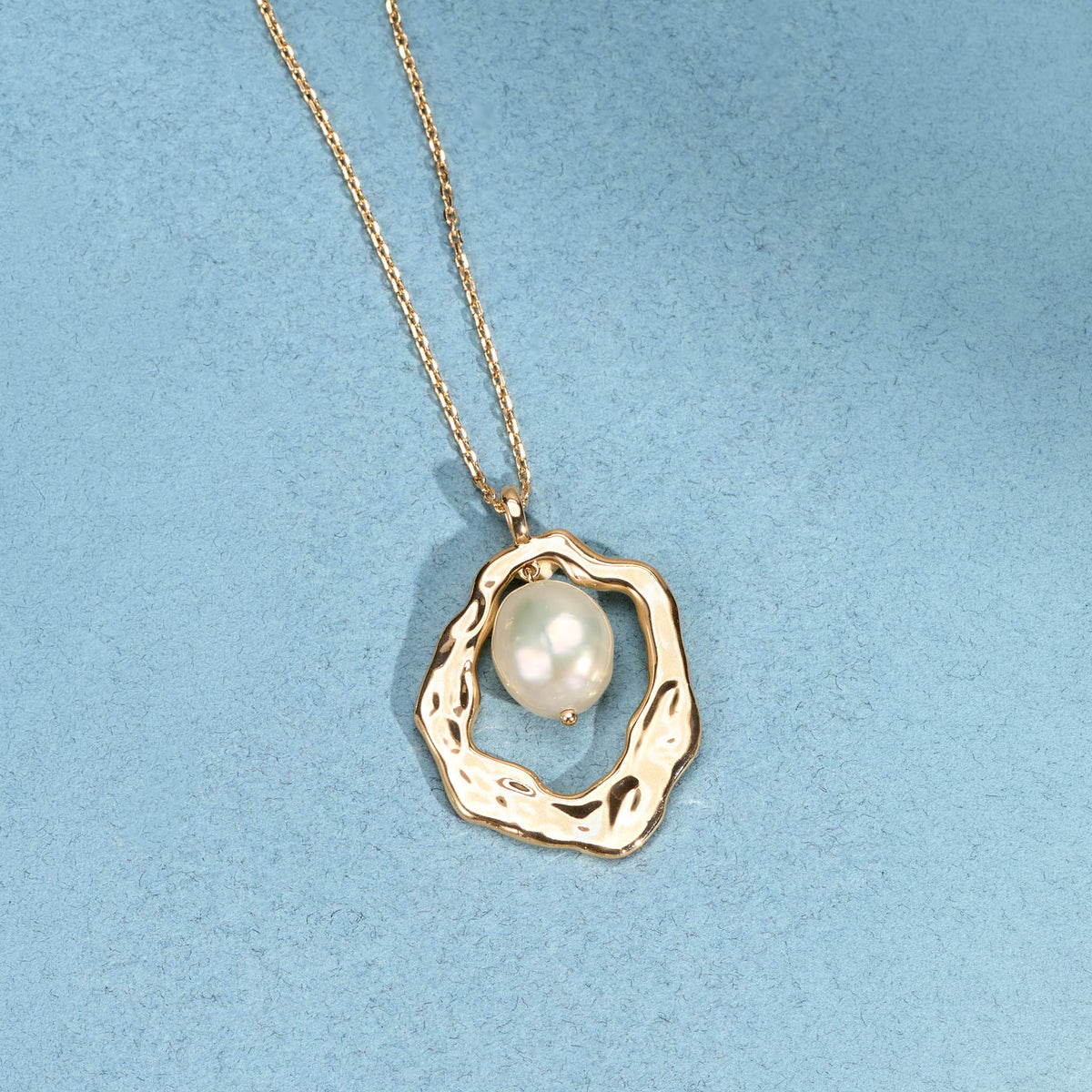 Collier Victoria doré en plaqué or 18 carats avec pendentif doré aux contours irréguliers et une perle de culture blanche en son centre