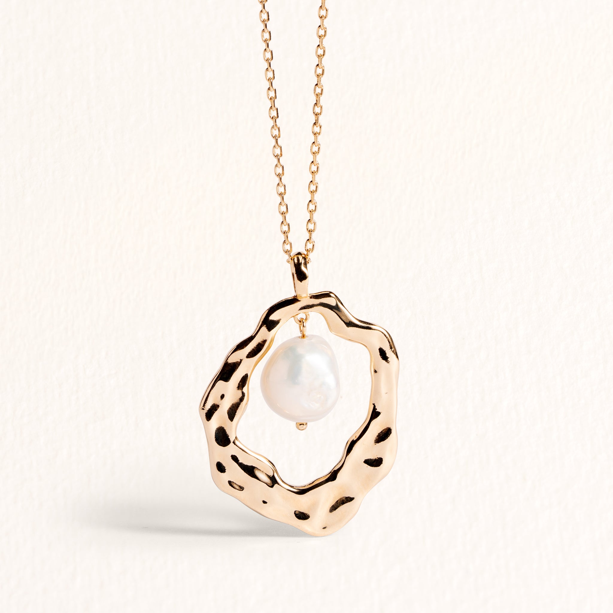 Collier Victoria doré en plaqué or 18 carats avec pendentif doré aux contours irréguliers et une perle de culture blanche en son centre