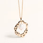 Collier Victoria doré en plaqué or 18 carats avec pendentif doré aux contours irréguliers et une perle de culture blanche en son centre