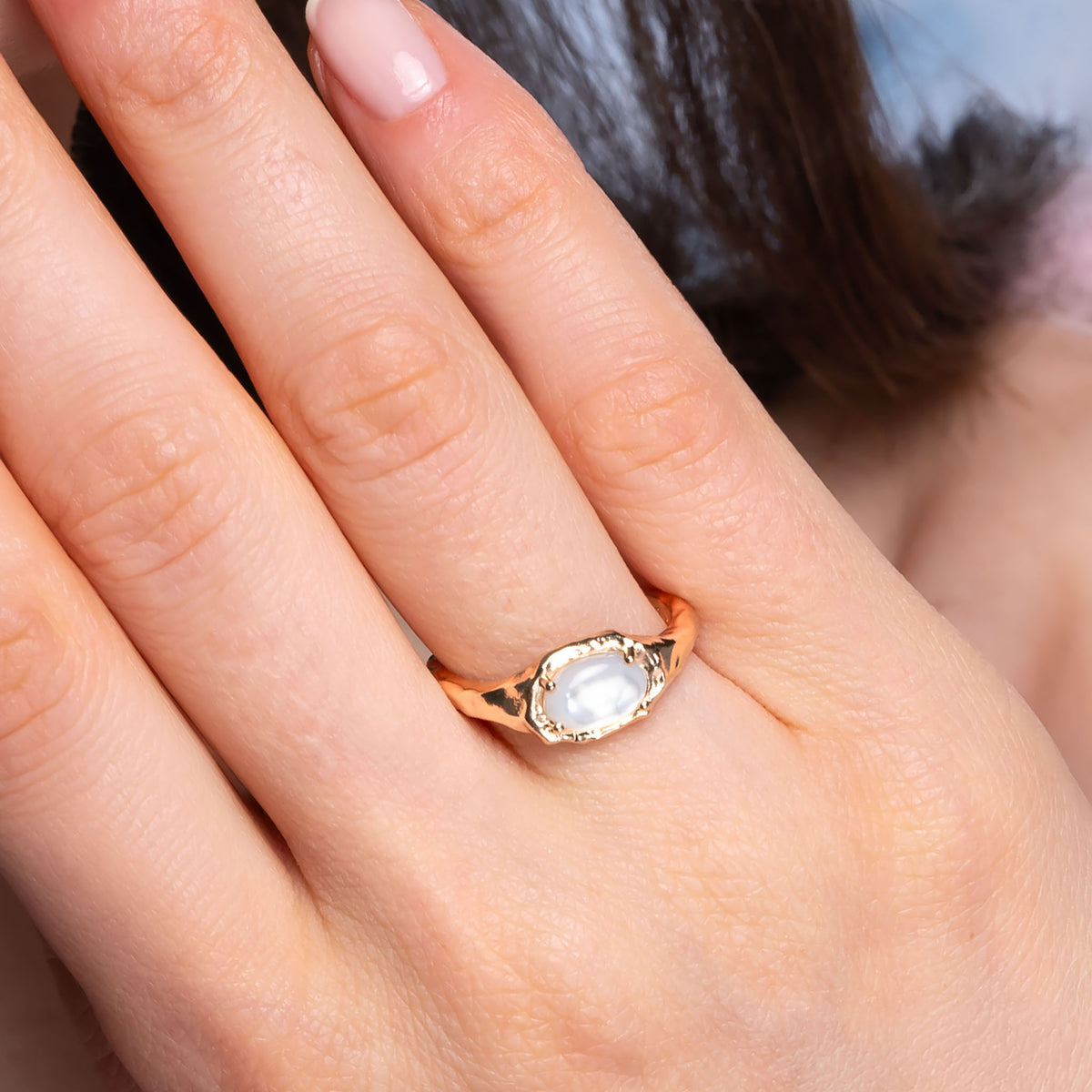 Bague Ilona dorée en plaqué or 18 carats ornée de nacre blanche irisée aux contours irréguliers et arrondis