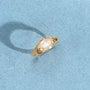 Bague Ilona dorée en plaqué or 18 carats ornée de nacre blanche irisée aux contours irréguliers et arrondis