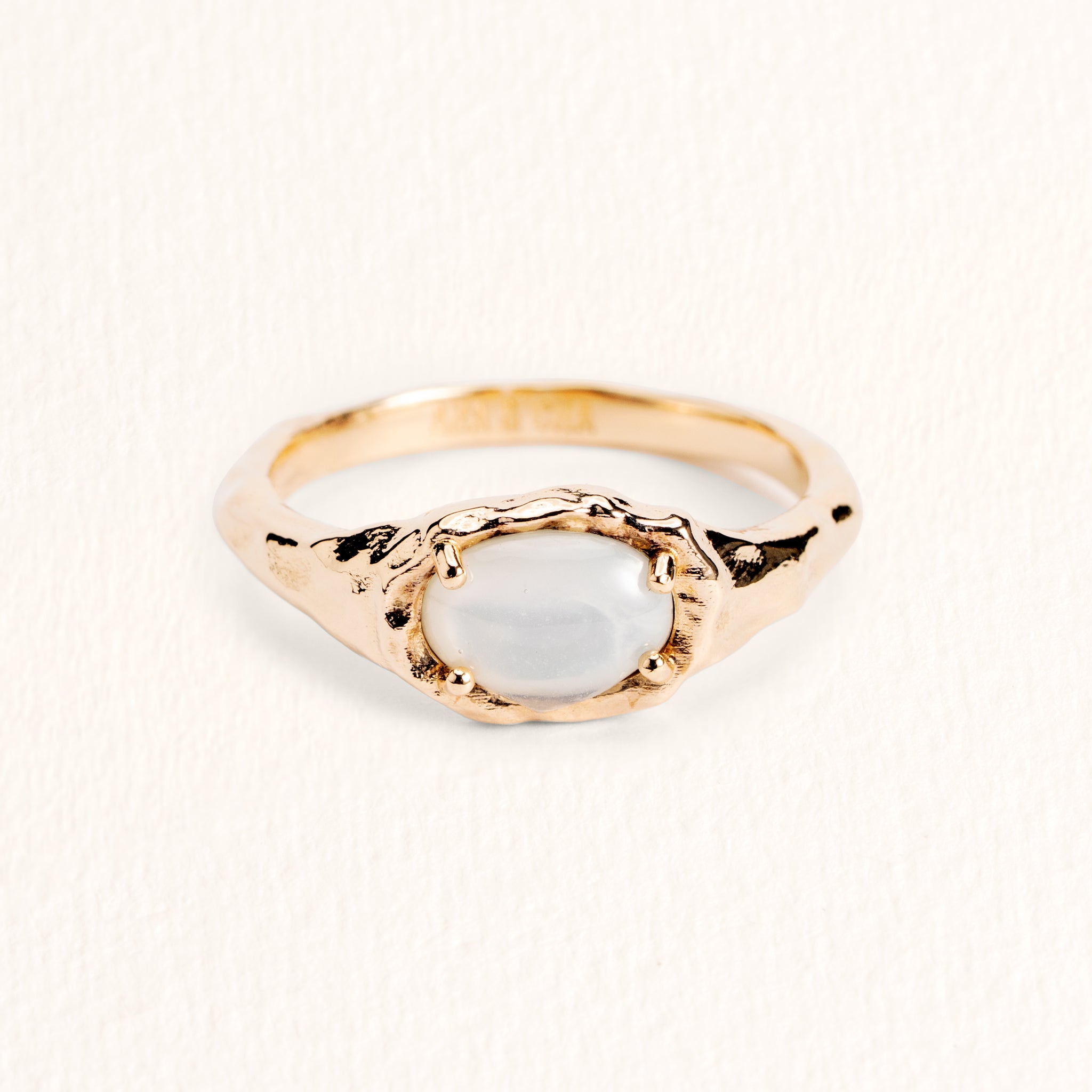 Bague Ilona dorée en plaqué or 18 carats ornée de nacre blanche irisée aux contours irréguliers et arrondis