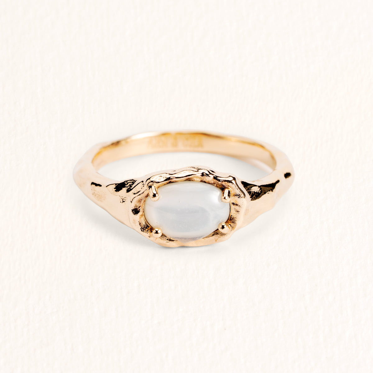 Bague Ilona dorée en plaqué or 18 carats ornée de nacre blanche irisée aux contours irréguliers et arrondis