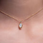 Collier Ilona doré en plaqué or 18 carats avec pendentif texturé orné de nacre blanche irisée