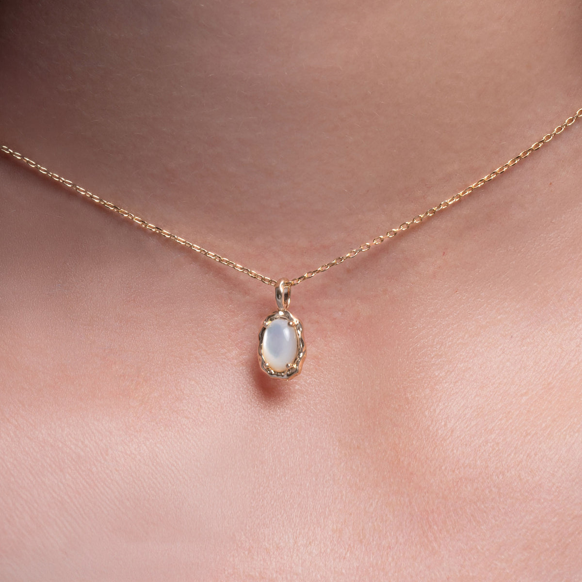 Collier Ilona doré en plaqué or 18 carats avec pendentif texturé orné de nacre blanche irisée