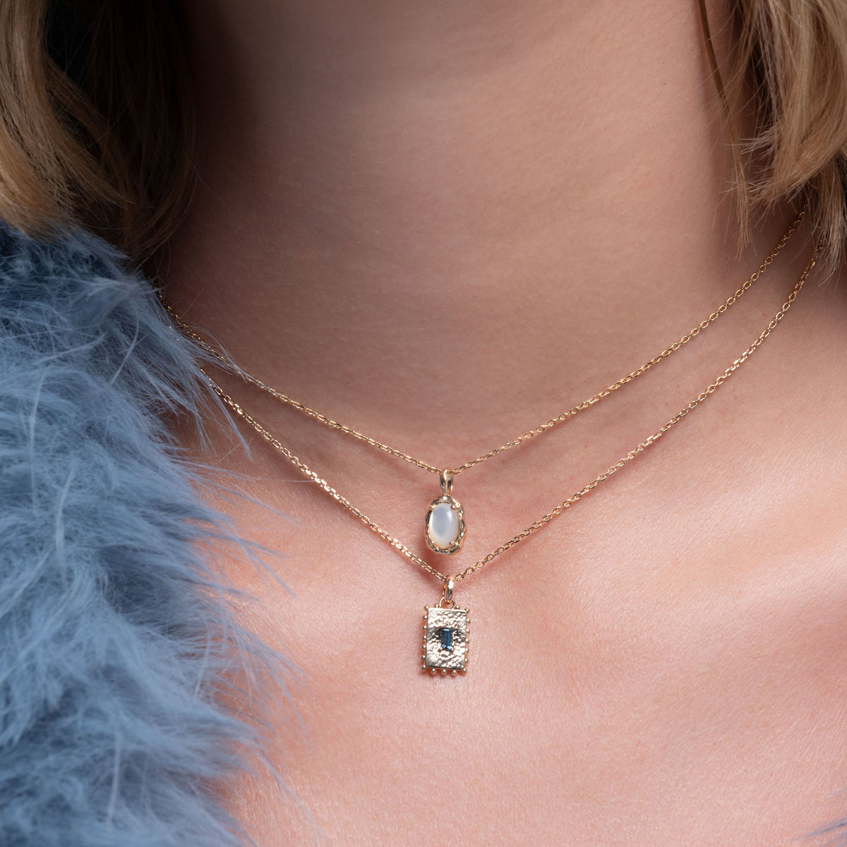 Collier Ilona doré en plaqué or 18 carats avec pendentif texturé orné de nacre blanche irisée