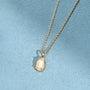 Collier Ilona doré en plaqué or 18 carats avec pendentif texturé orné de nacre blanche irisée