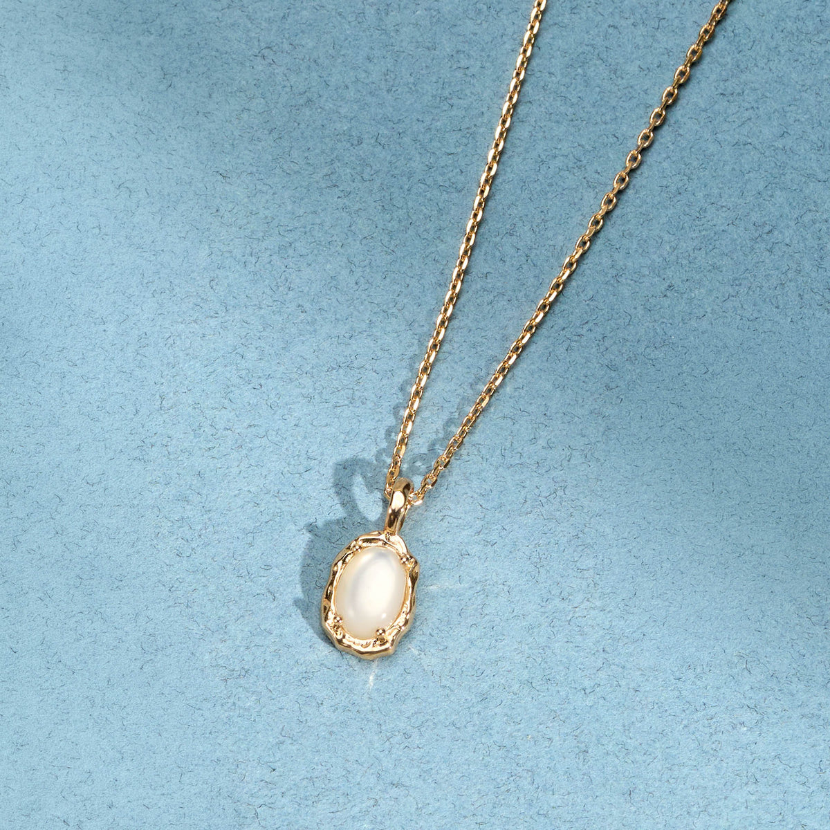 Collier Ilona doré en plaqué or 18 carats avec pendentif texturé orné de nacre blanche irisée