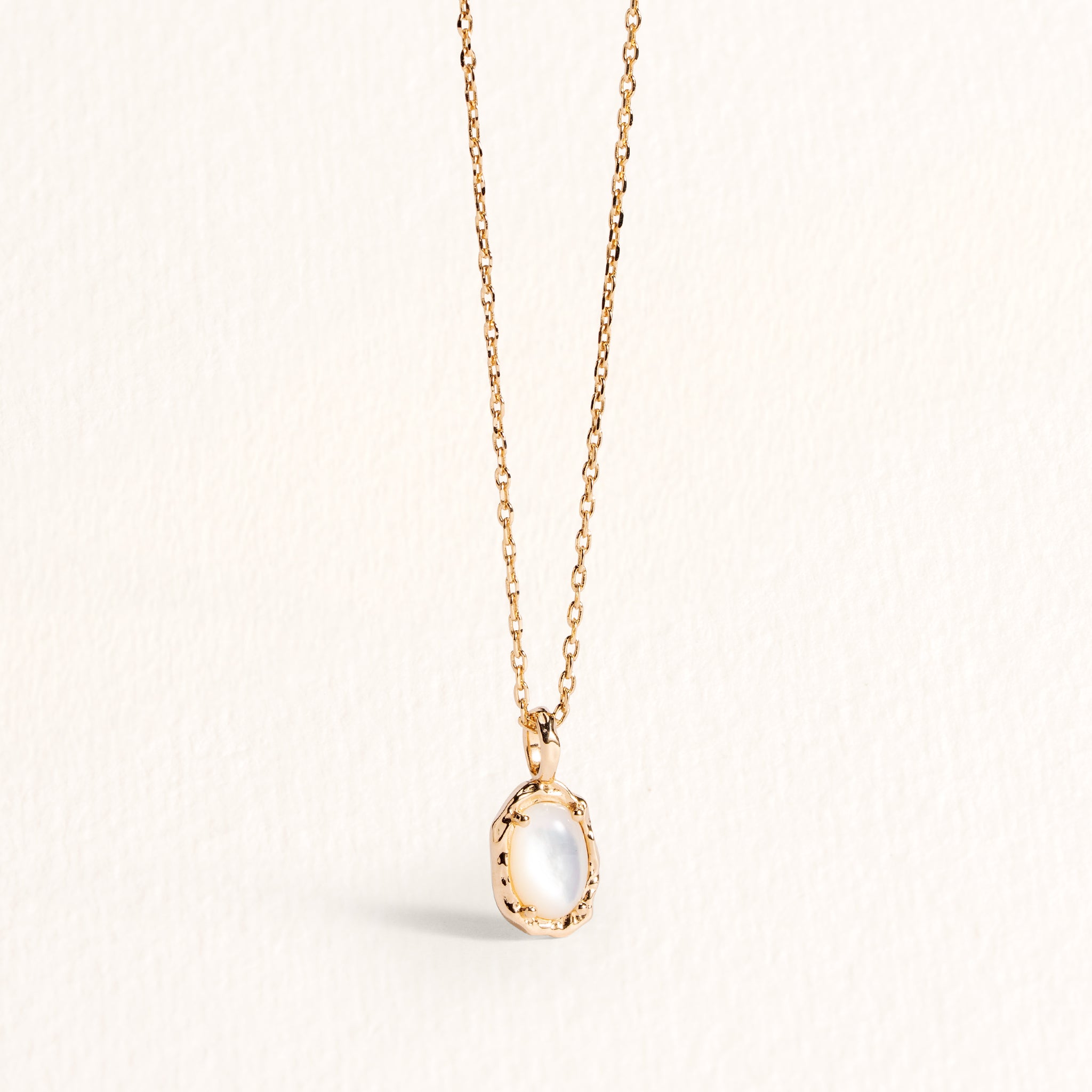 Collier Ilona doré en plaqué or 18 carats avec pendentif texturé orné de nacre blanche irisée