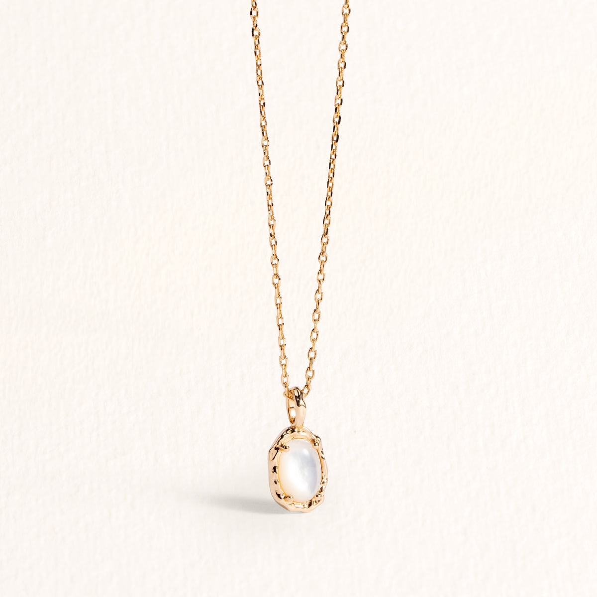 Collier Ilona doré en plaqué or 18 carats avec pendentif texturé orné de nacre blanche irisée