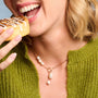 Collier Neva doré en plaqué or 18 carats avec chaîne fine ornée de plusieurs perles de culture blanches et d'un anneau avec deux perles pendantes