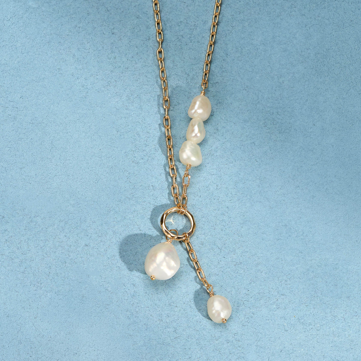 Collier Neva doré en plaqué or 18 carats avec chaîne fine ornée de plusieurs perles de culture blanches et d'un anneau avec deux perles pendantes
