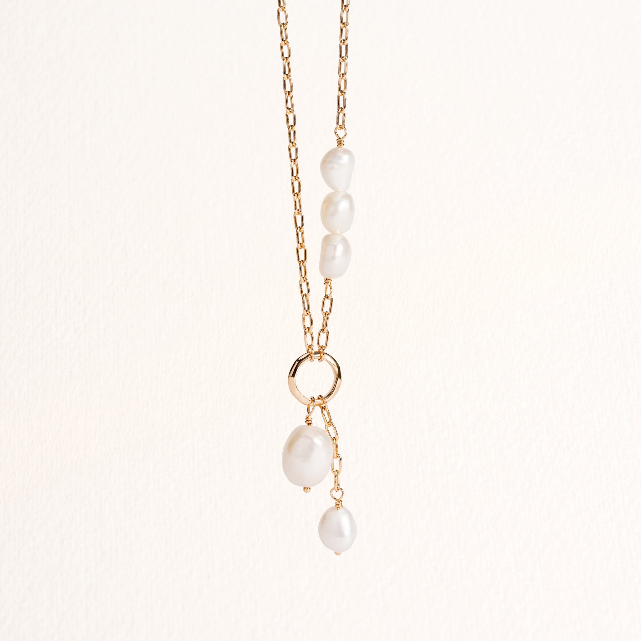 Collier Neva doré en plaqué or 18 carats avec chaîne fine ornée de plusieurs perles de culture blanches et d'un anneau avec deux perles pendantes