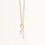Collier Neva doré en plaqué or 18 carats avec chaîne fine ornée de plusieurs perles de culture blanches et d'un anneau avec deux perles pendantes