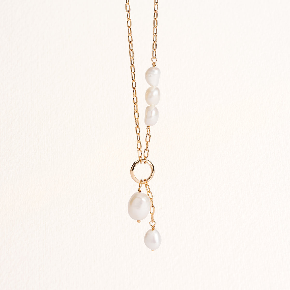 Collier Neva doré en plaqué or 18 carats avec chaîne fine ornée de plusieurs perles de culture blanches et d'un anneau avec deux perles pendantes