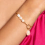 Bracelet Neva doré en plaqué or 18 carats avec chaîne fine ornée de plusieurs perles de culture blanches et d'un anneau avec une perle pendante