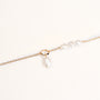 Bracelet Neva doré en plaqué or 18 carats avec chaîne fine ornée de plusieurs perles de culture blanches et d'un anneau avec une perle pendante