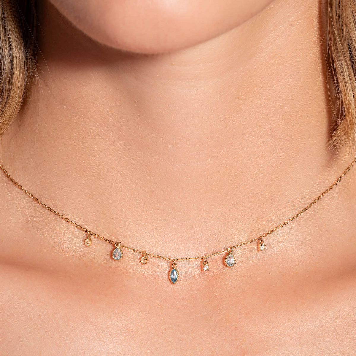 Collier Mira doré en plaqué or 18 carats avec chaîne fine ornée de topazes pendantes bleu profond, bleu clair et blanches