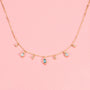 Collier Mira doré en plaqué or 18 carats avec chaîne fine ornée de topazes pendantes bleu profond, bleu clair et blanches