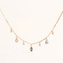 Collier Mira doré en plaqué or 18 carats avec chaîne fine ornée de topazes pendantes bleu profond, bleu clair et blanches