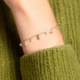 Bracelet Mira doré en plaqué or 18 carats avec chaîne fine ornée de topazes bleu profond, bleu clair et blanches