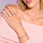 Bracelet Mira doré en plaqué or 18 carats avec chaîne fine ornée de topazes bleu profond, bleu clair et blanches