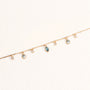 Bracelet Mira doré en plaqué or 18 carats avec chaîne fine ornée de topazes bleu profond, bleu clair et blanches