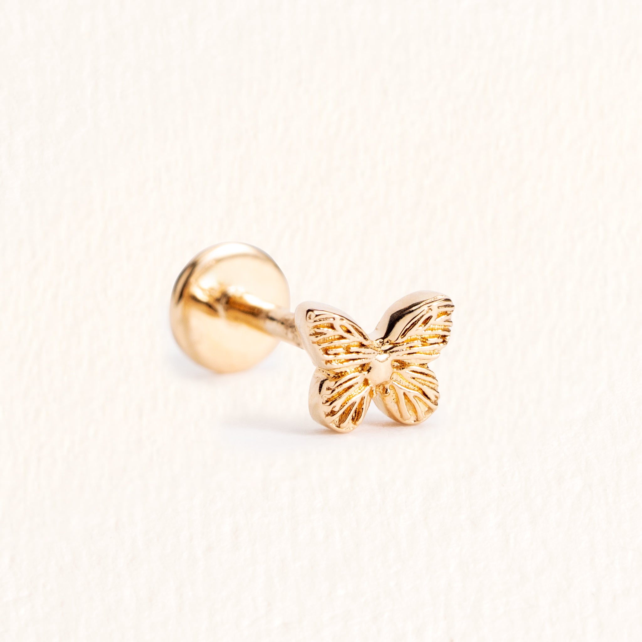 Piercing d’oreille Scarlett doré en plaqué or 18 carats en forme de petit papillon aux ailes finement dessinées