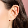 Piercing d’oreille Romane doré en plaqué or 18 carats en forme de petite fleur aux pétales arrondis