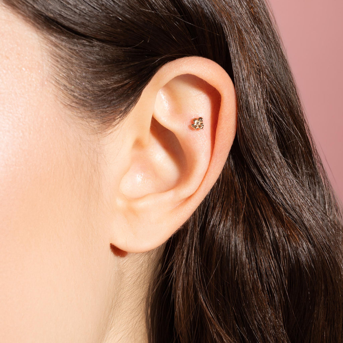 Piercing d’oreille Romane doré en plaqué or 18 carats en forme de petite fleur aux pétales arrondis