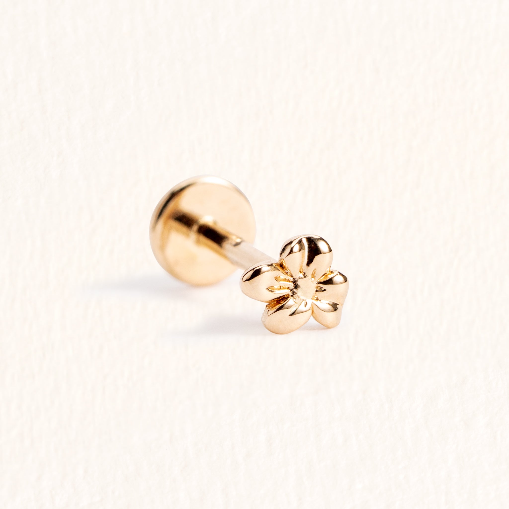 Piercing d’oreille Romane doré en plaqué or 18 carats en forme de petite fleur aux pétales arrondis